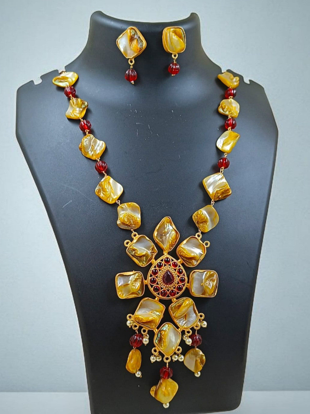 Majestic Gleam Stone Necklace set