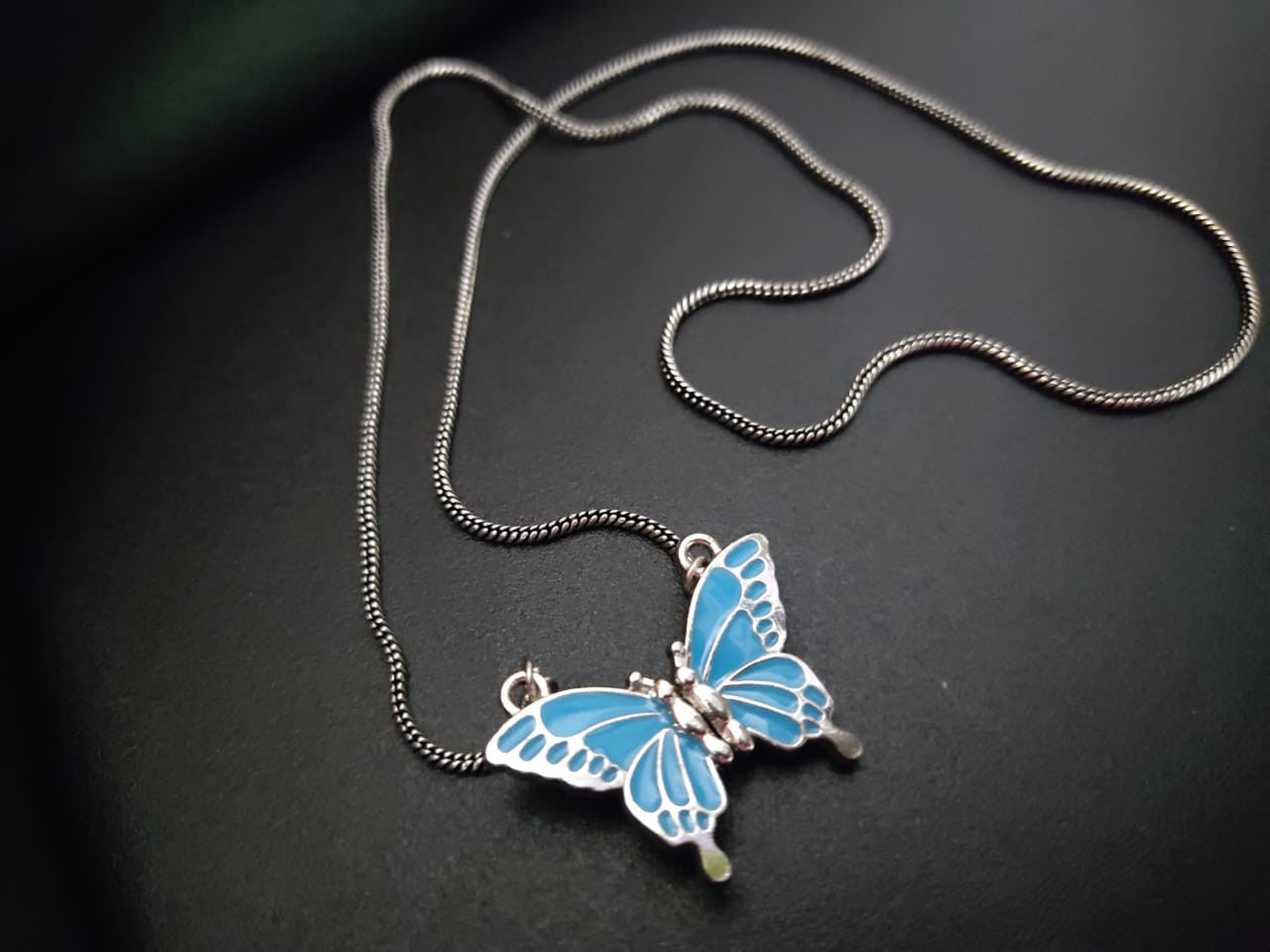 Sparkling Balance Western Chain Pendant Magnetic Butterfly