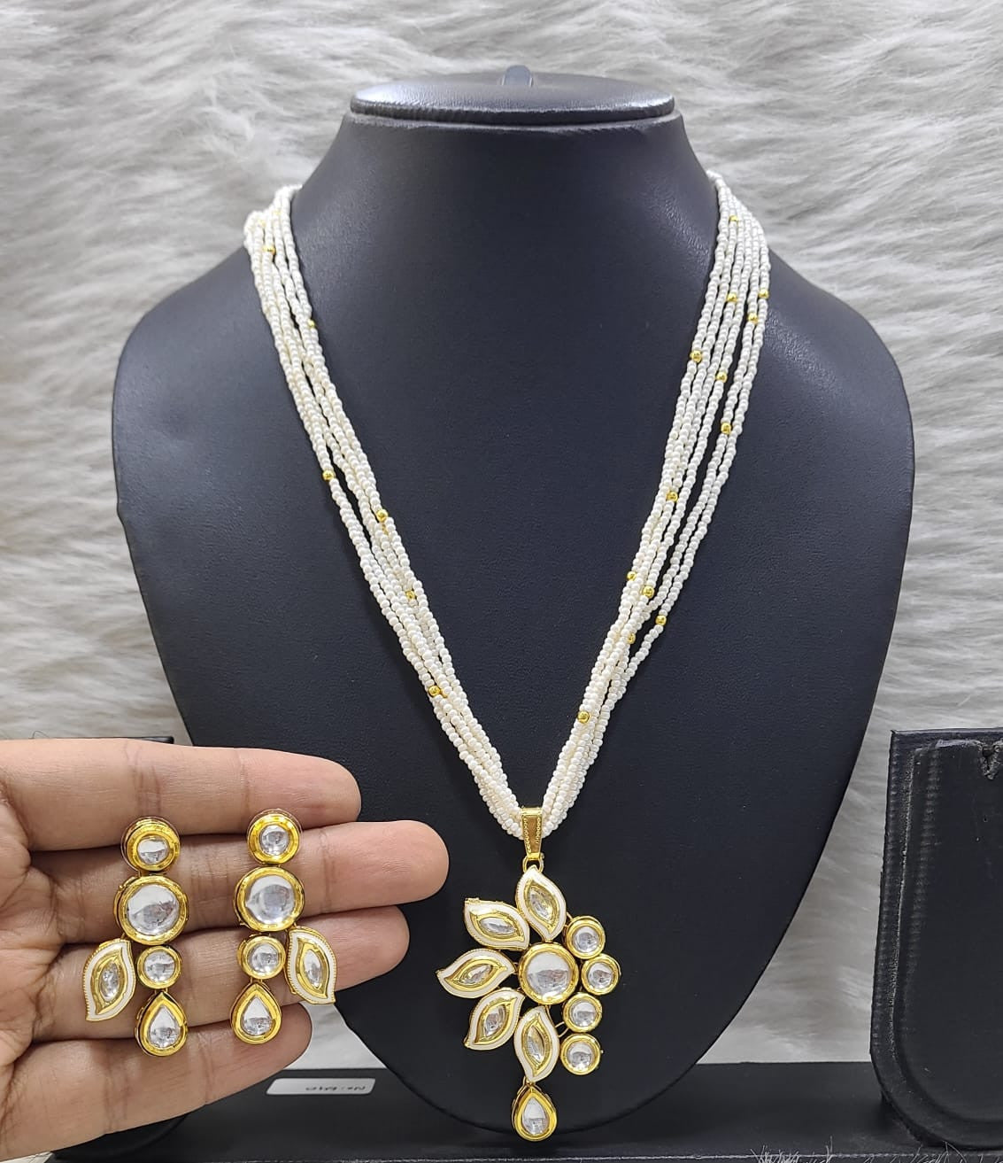 Graceful Glow Kundan Pendant with necklace earring set