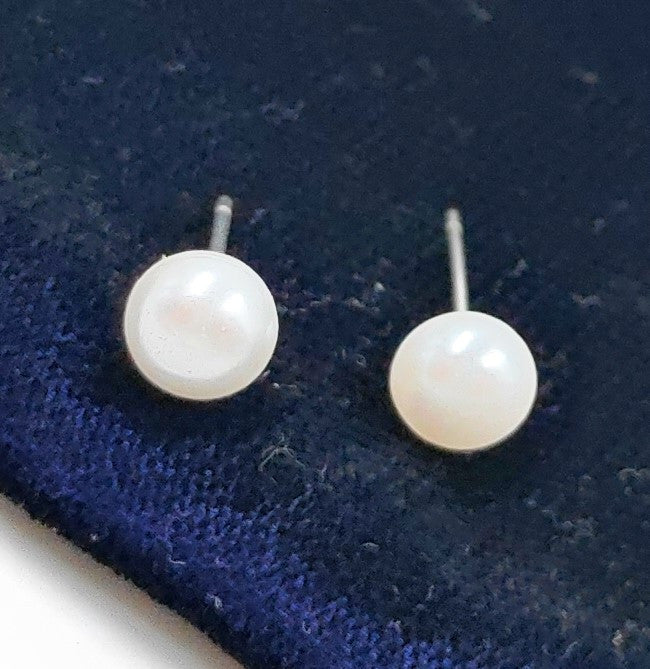 Precious Feel Pearl Ear Studs