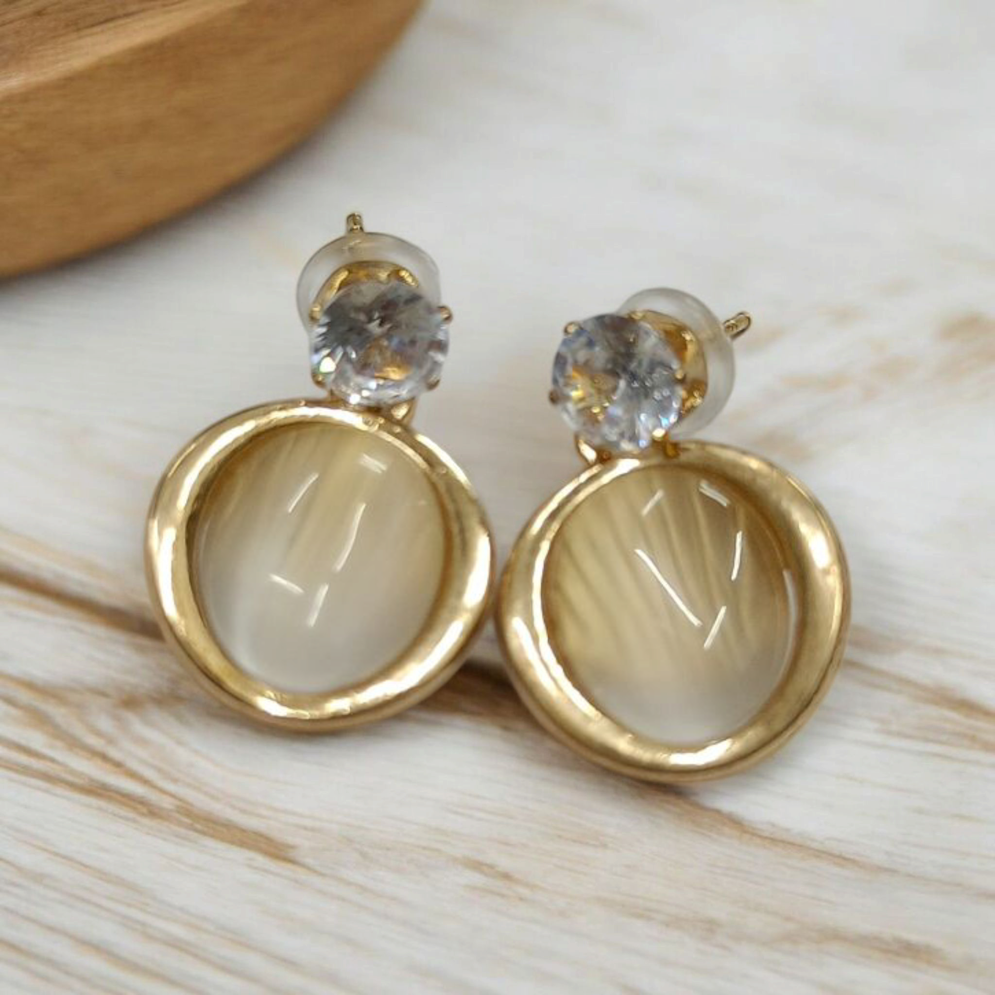 Elegant Golden Teardrop Earring