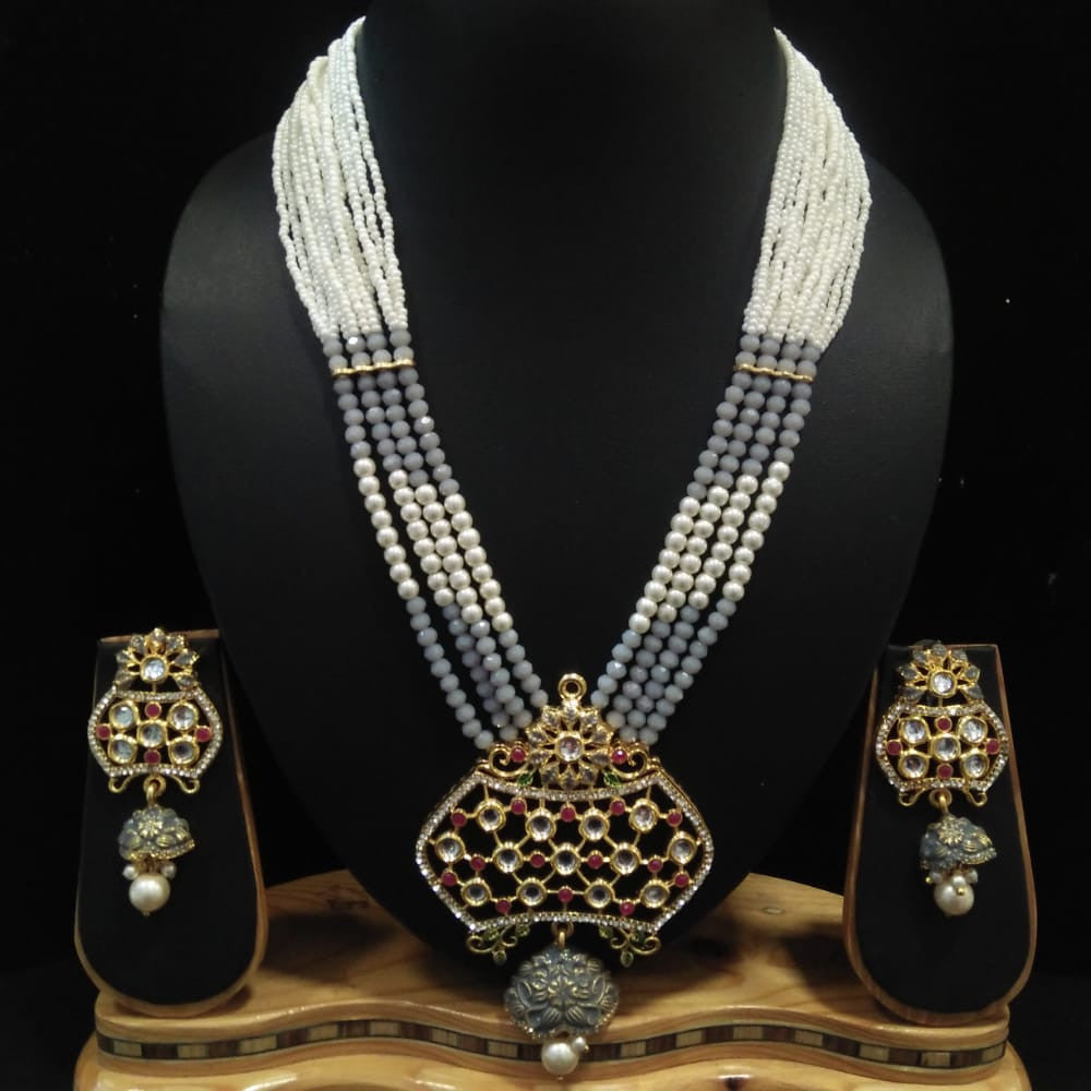Magnetic Flair Kundan Pendant Necklace Set (Grey)