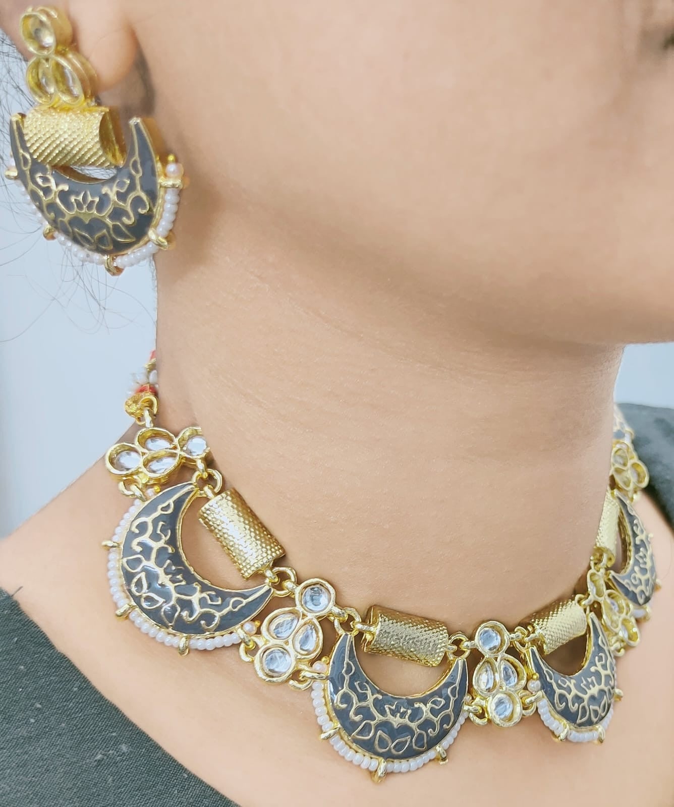 Magnetic Statement Beautiful Necklace Set (Grey)