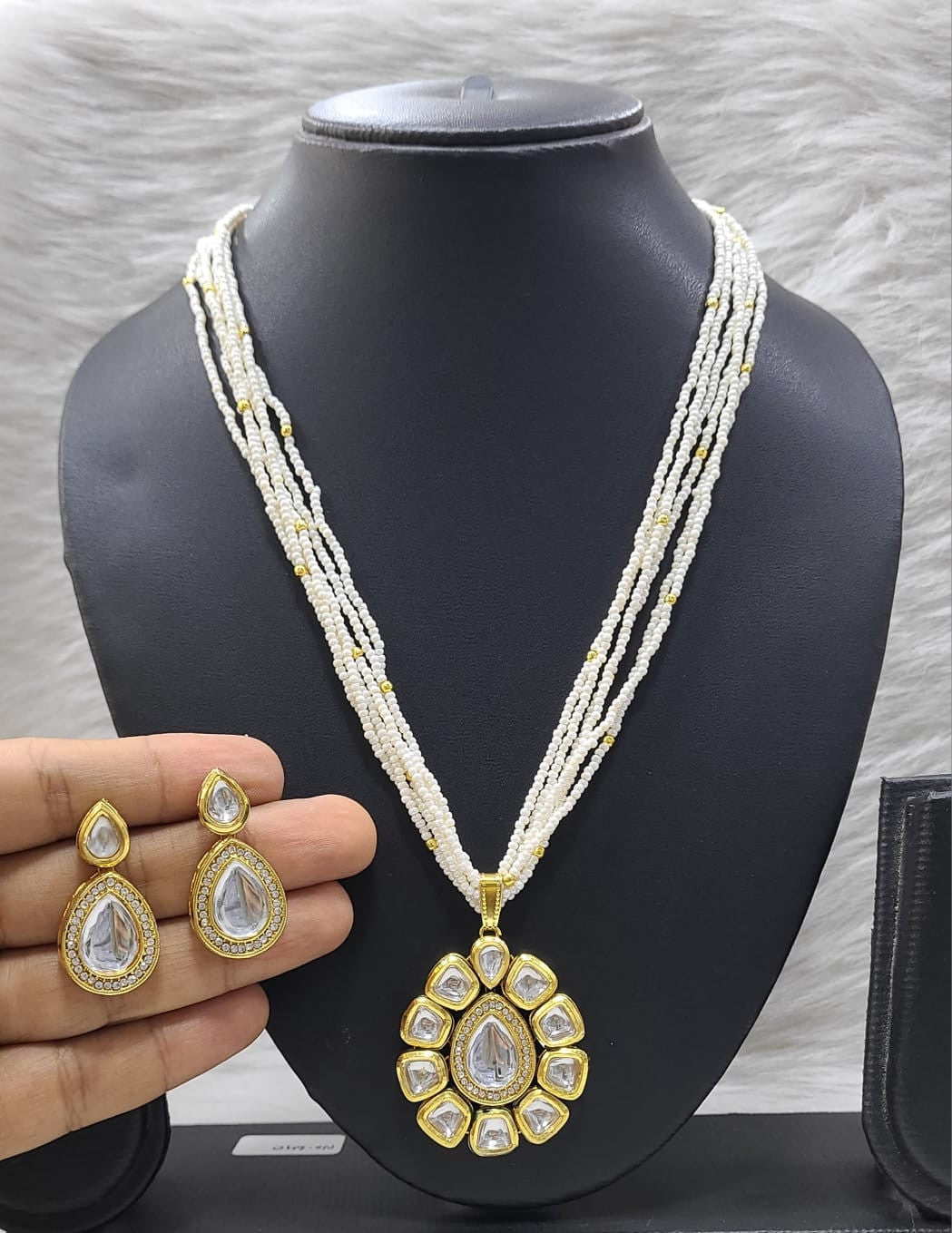 Charming Mood Kundan Pendant necklace earring set