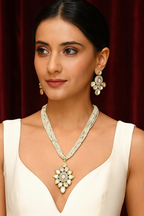 Sophisticated Form Kundan Pendant necklace earring set