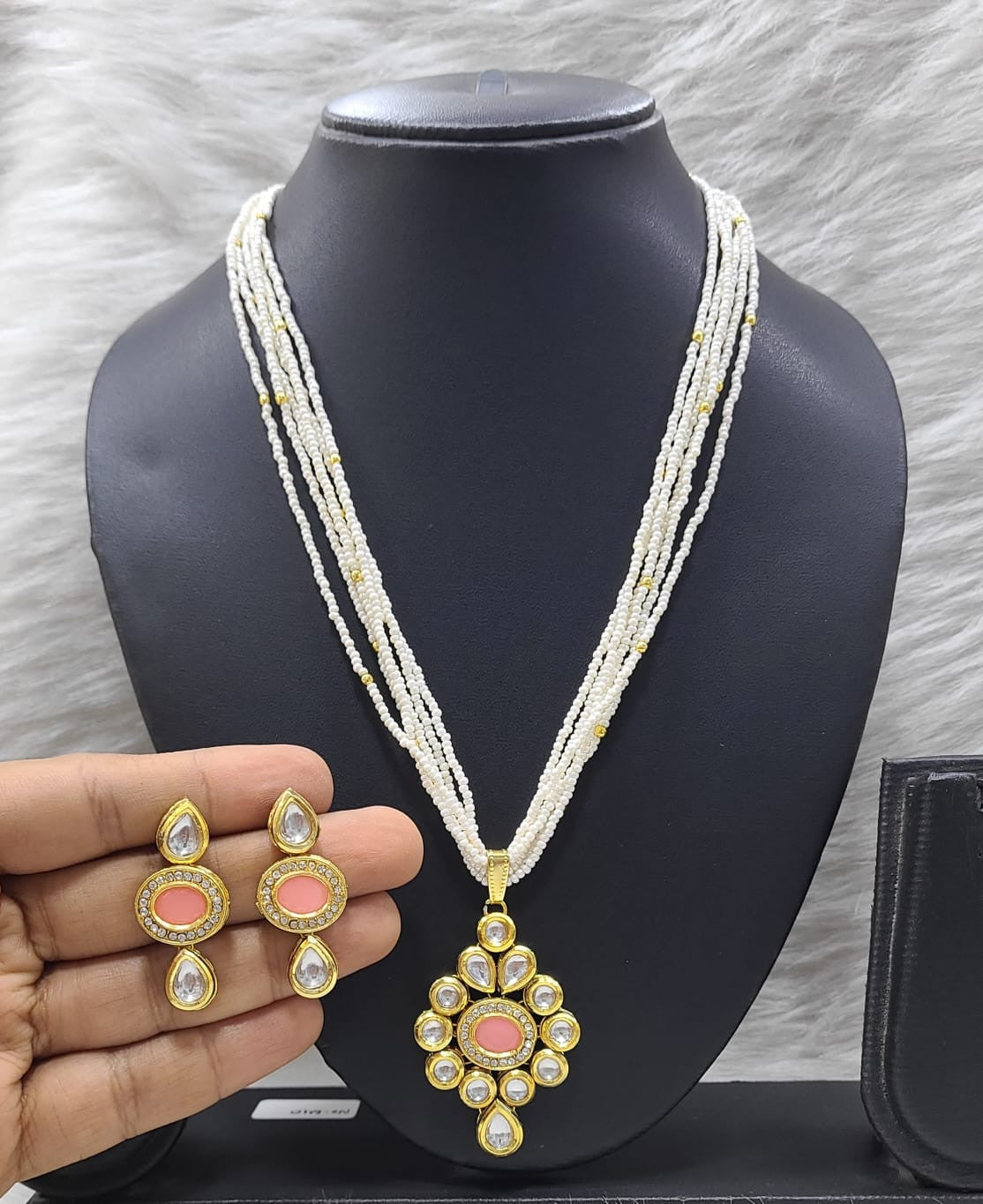 Whimsical Sheen Kundan Pendant with necklace earring set