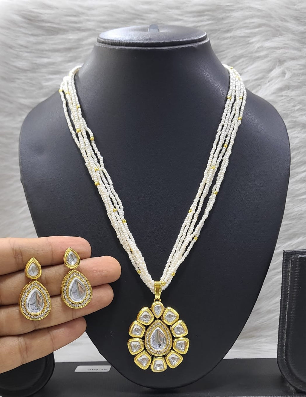 Charming Mood Kundan Pendant necklace earring set