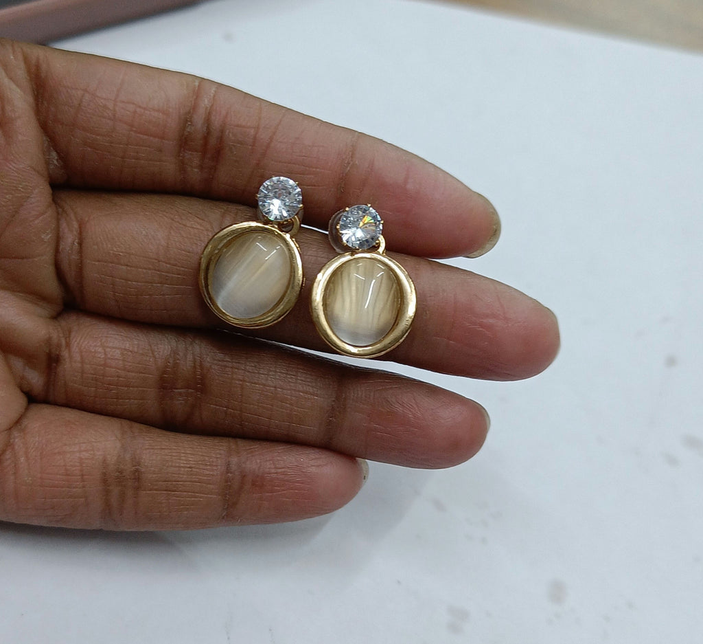 Elegant Golden Teardrop Earring