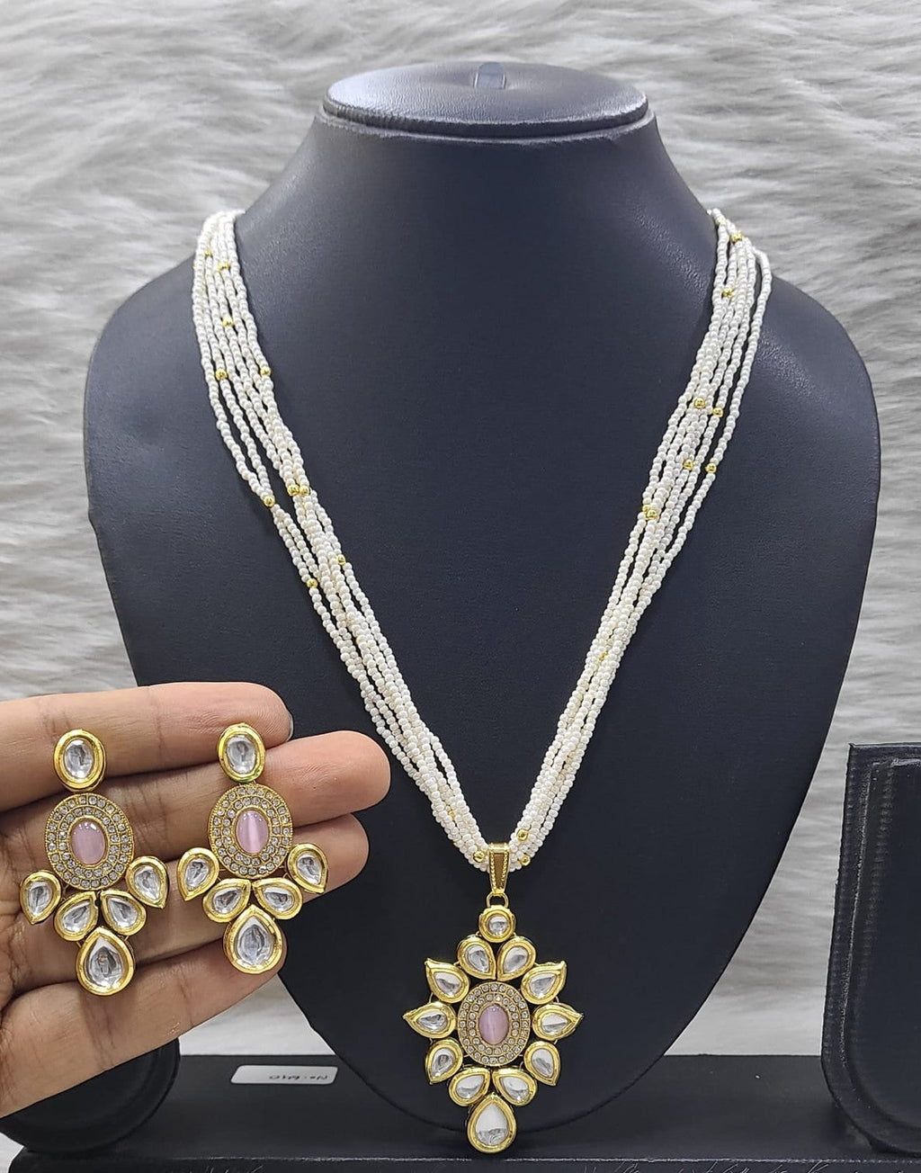 Sophisticated Form Kundan Pendant necklace earring set