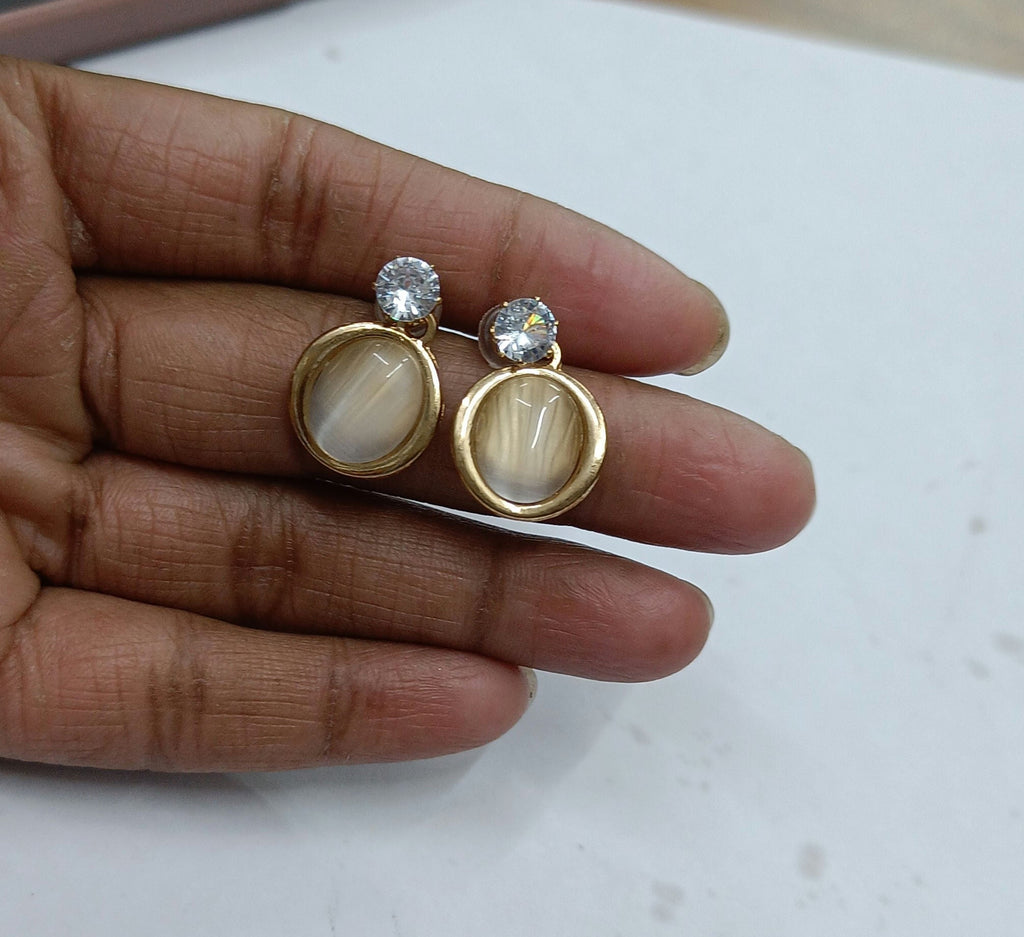 Elegant Golden Teardrop Earring