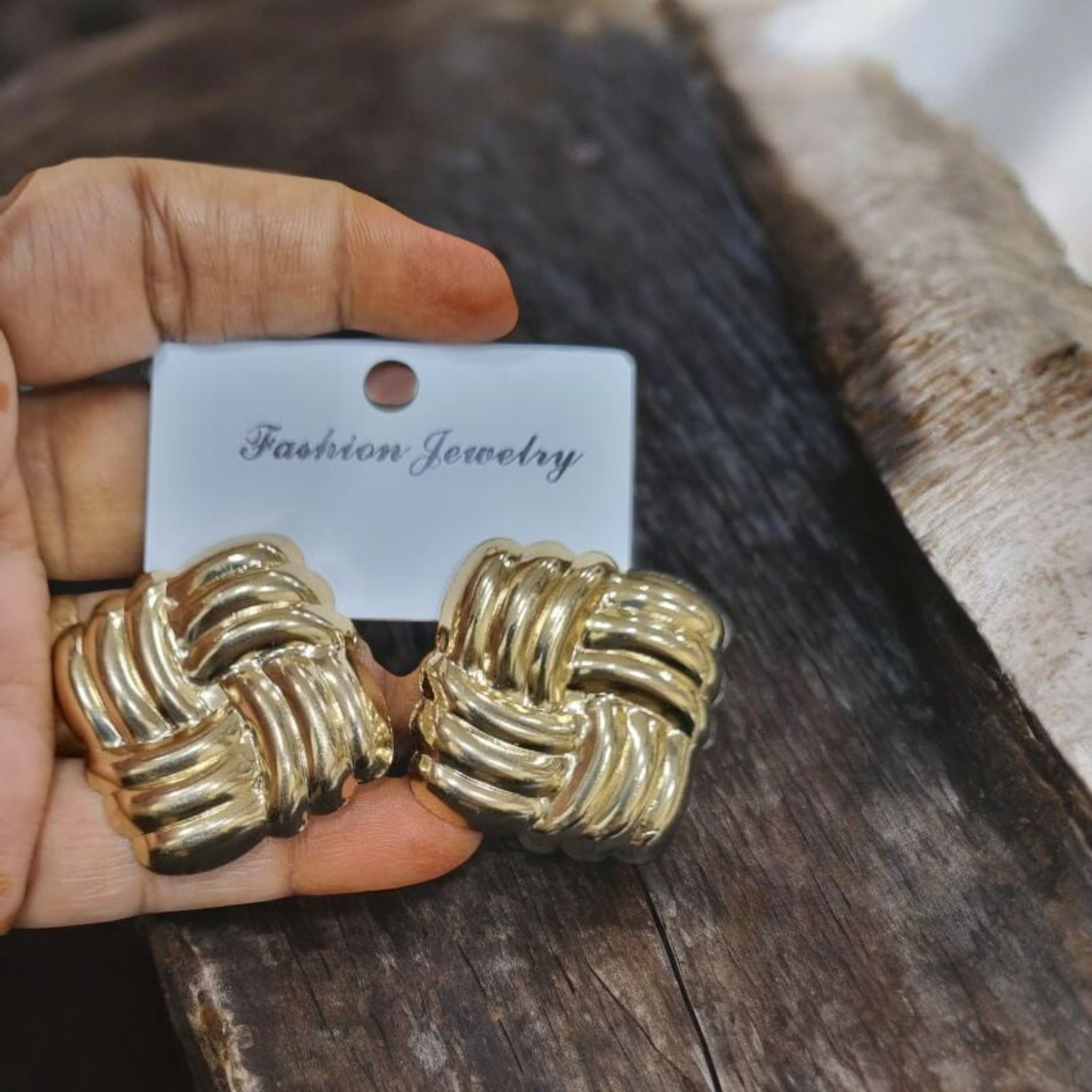 Exquisite Appeal Stylish Earing