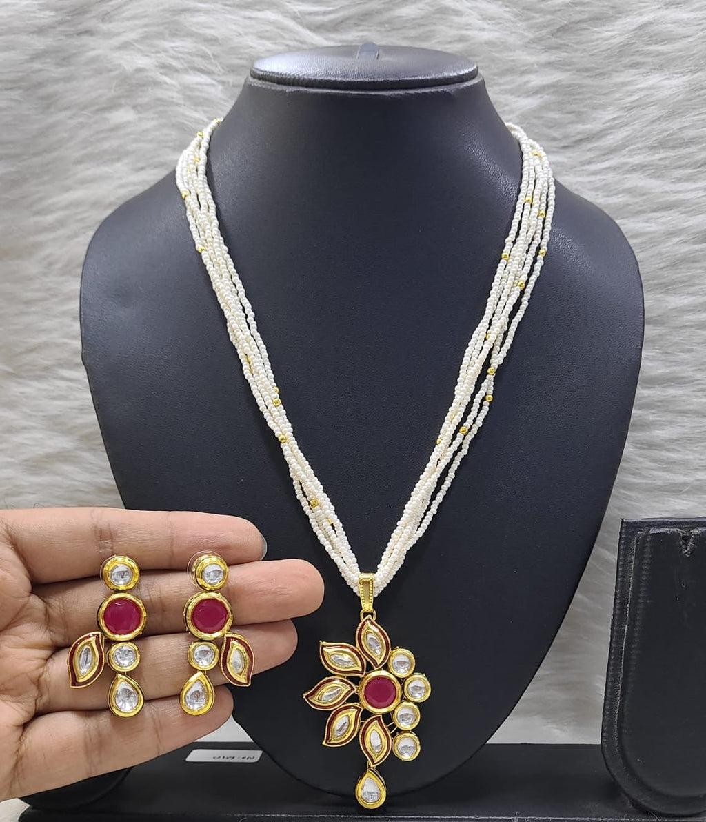 Heavenly Detail Kundan Pendant with necklace earring set