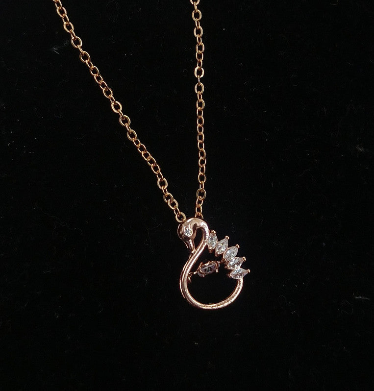 Luxurious Edge Pendant Chain Necklace