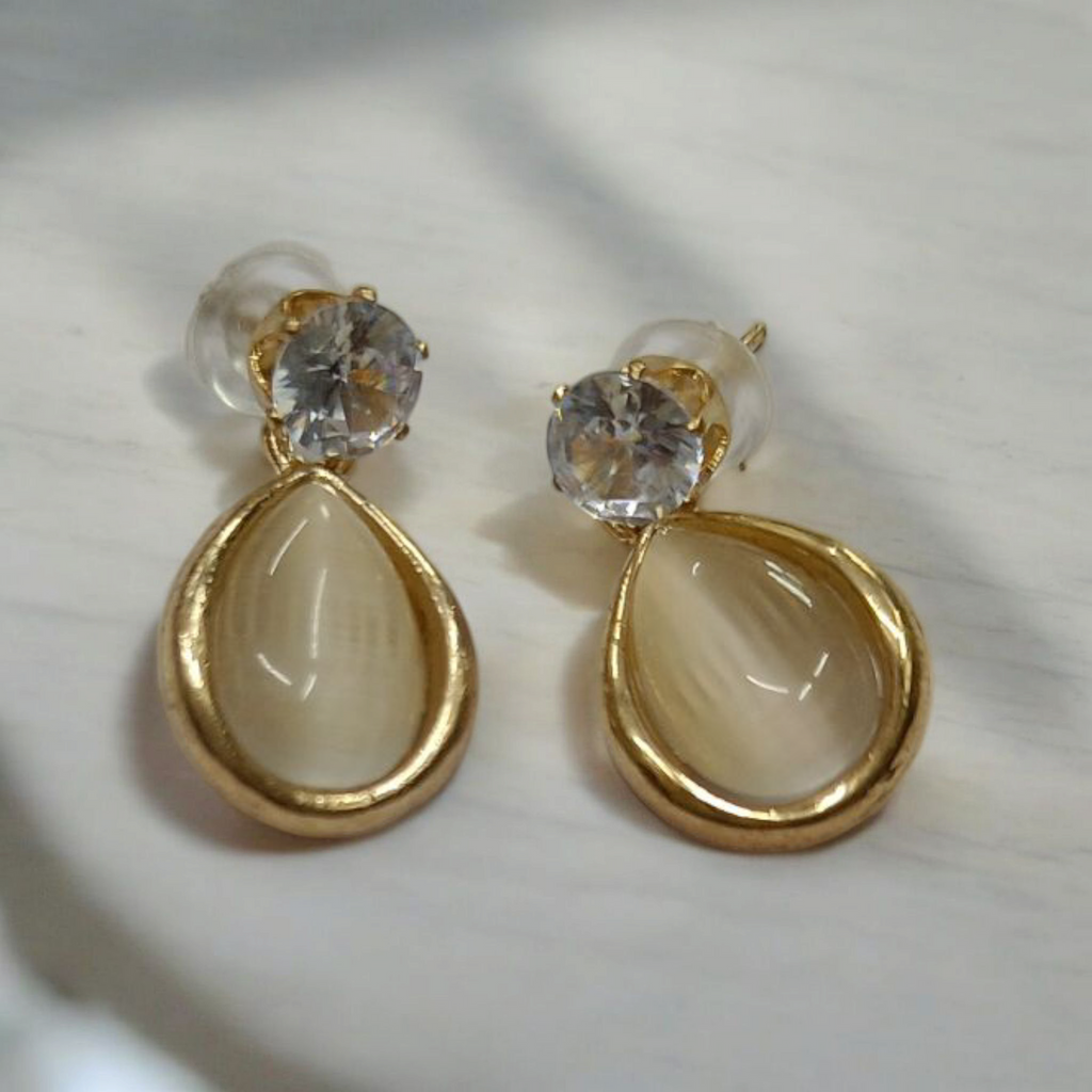 Stylish Golden Teardrop Earring