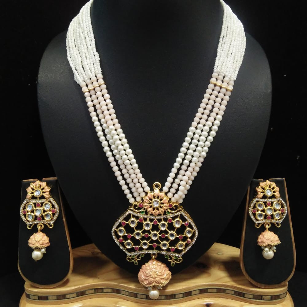 Golden Form Kundan Pendant Necklace Set (Peach)