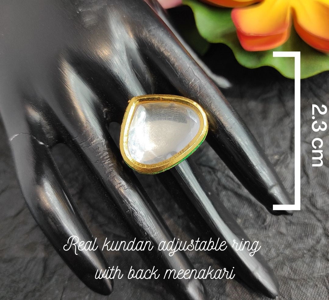 Gold and white adjustable ring on a black hand model with measurement details.
