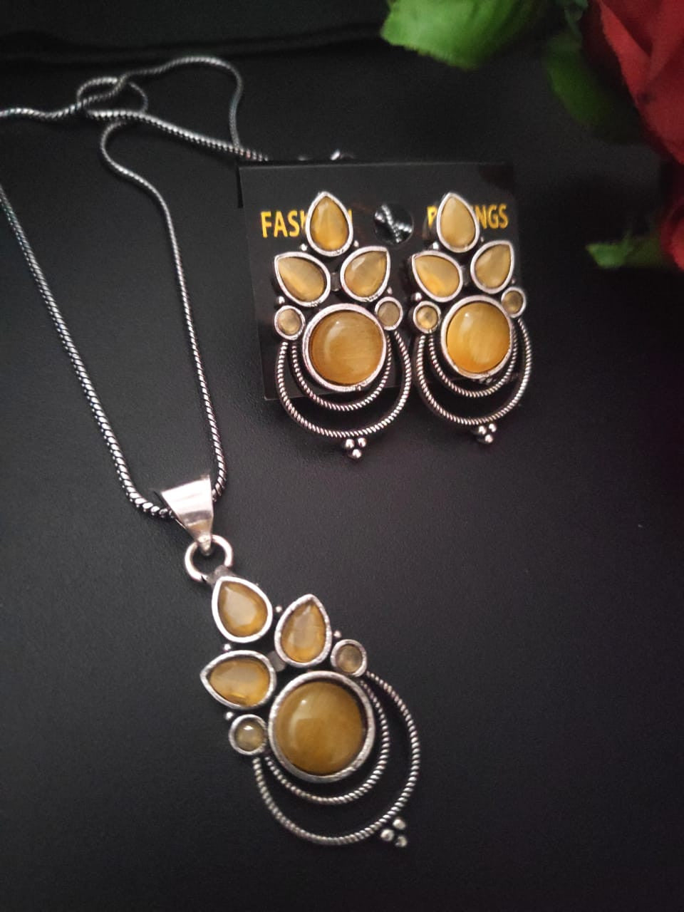 Radiant Design Classy Pendant Necklace Set